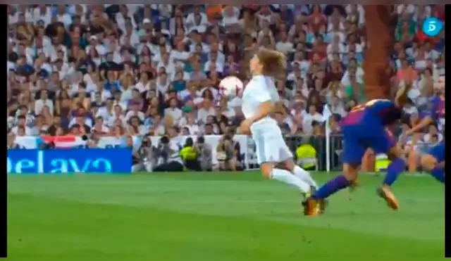 En el Real Madrid vs. Barcelona, Modric hizo una espectacular parada y un magistral sombrero sobre André Gomes.