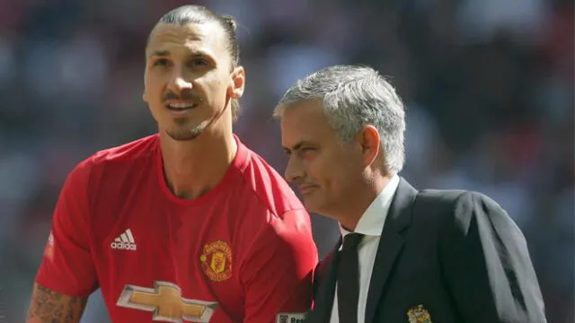 Zlatan Ibrahimovic y José Mourinho durante la Community Shield 2016.