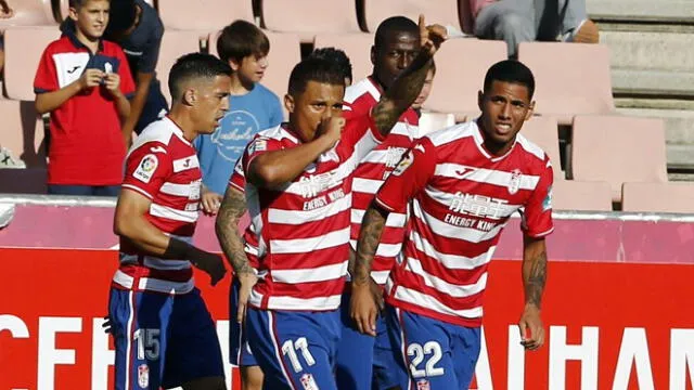 Sergio Peña durante la celebración de unos de los goles del Granada. Sergio Peña durante la celebración de unos de los goles del Granada.