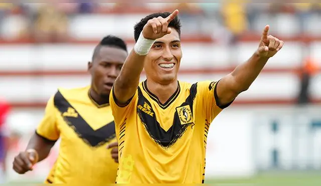 José Manzaneda celebra un gol con Cantolao ante Unión Comercio.