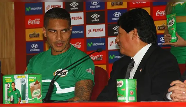 Paolo Guerrero y Edwin Oviedo durante un acto publicitario en la Videna.