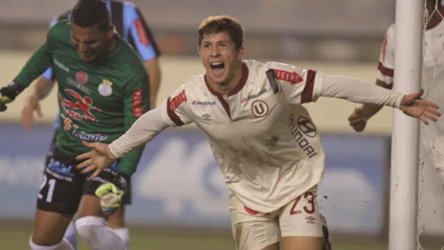 Cris Martínez celebra un gol con Universitario en el 2014.