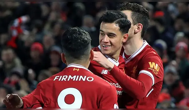 Philippe Coutinho celebra un gol junto a sus compañeros del Liverpool.
