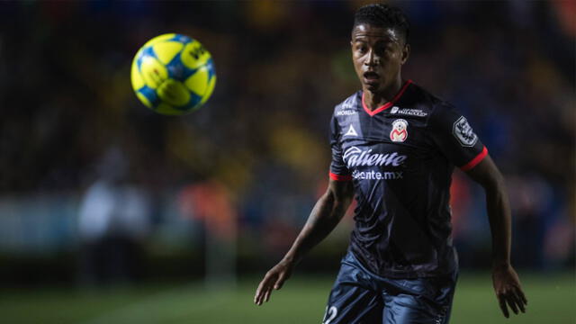 Andy Polo durante un partido del Morelia.