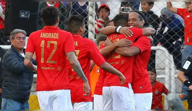 Ronaldinho celebra un gol con los jugadores de Cienciano.
