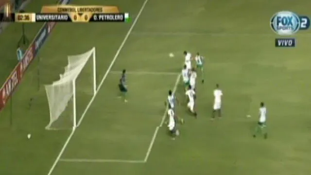 Werner Schuler cabecea un balón centrado por Roberto Siucho.