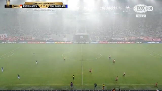 Los jugadores de Estudiantes y Real Garcilaso se resguardan tras los truenos en La Plata.
