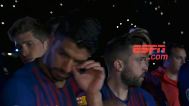 Luis Suárez no pudo contener las lágrimas en la despedida de Andrés Iniesta.