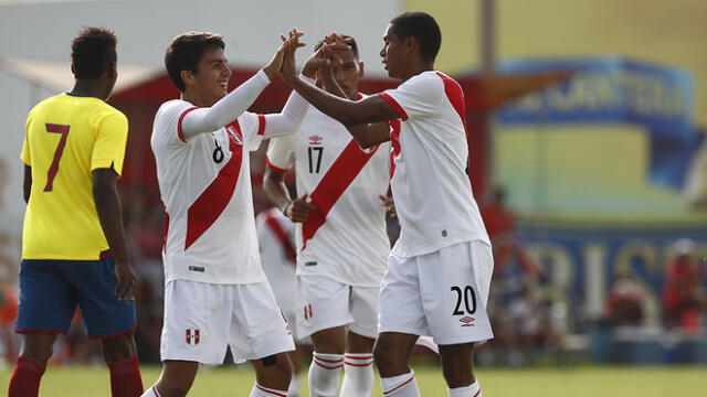 Jairo Concha celebra un gol con Marco López en un amistoso ante Ecuador.