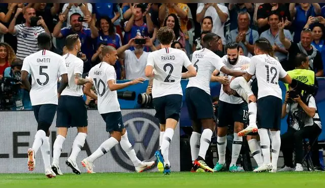 Pogba salió silbado del campo de juego. Tuvo un partido para el olvido.