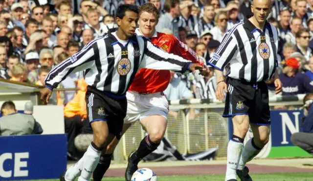 Nolberto Solano le anotó un golazo al progenitor del arquero titular de Dinamarca.