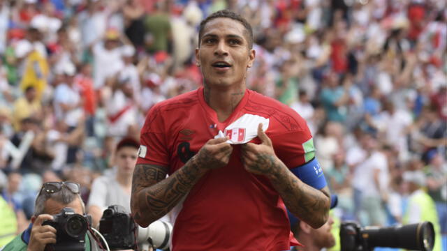 Paolo Guerrero celebra su gol a Australia en el Mundial Rusia 2018.