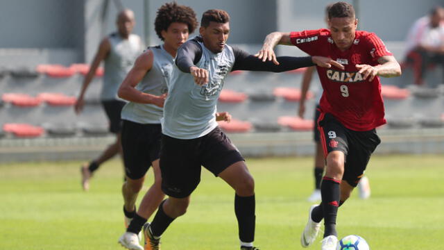 Paolo Guerrero, durante partido de práctica de Flamengo