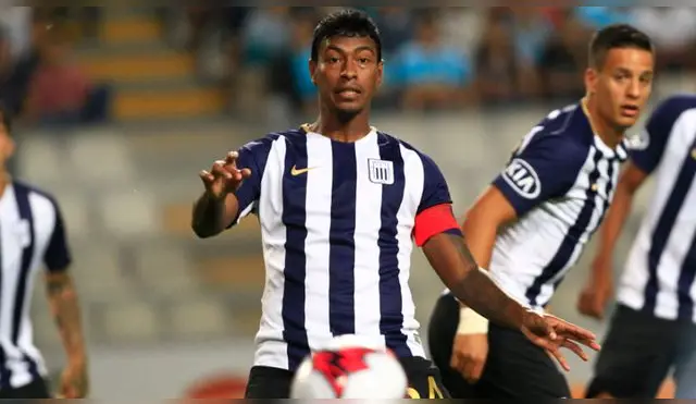 Miguel Araujo, durante un partido de Alianza Lima.