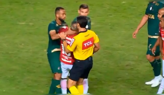 Andrés D'Alessandro estuvo en medio de una trifulca, golpeó casualmente al árbitro y fue expulsado.