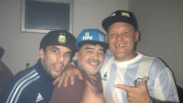 Diego Armando Maradona besó al cantante Pepo en la previa del Racing-River | Video | Youtube
