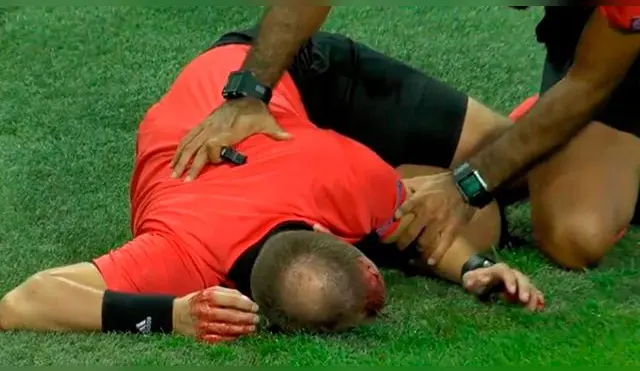Viral: La brutal agresión a un árbitro en la Europa League | VIDEO          