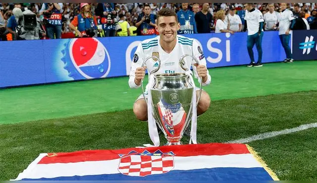 Mateo Kovacic posa junto al trofeo de la Champions League 2017-18.