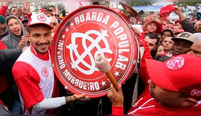 Paolo Guerrero entonó cánticos y tocó el bombo con los hinchas del Inter de Porto Alegre