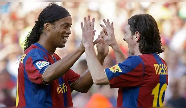 Ronaldinho celebra un gol con Lionel Messi en el Barcelona.
