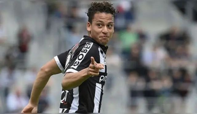Cristian Benavente aprovechó un rebote que dejó el arquero del Lokeren en el área chica y empujó el balón para el 1-0