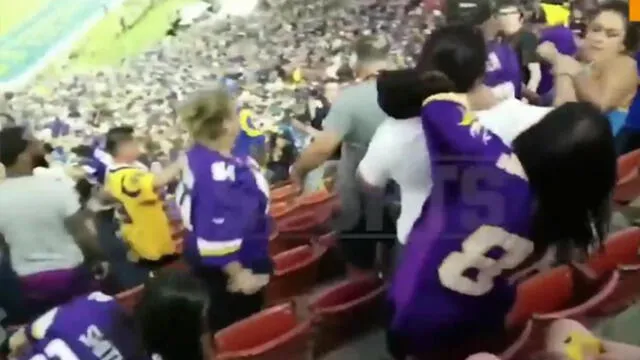 El caos y el desorden reinaron en las tribunas del estadio Los Ángeles Memorial Coliseum durante un partido de la NFL. El caos y el desorden reinaron en las tribunas del estadio Los Ángeles Memorial Coliseum durante un partido de la NFL.