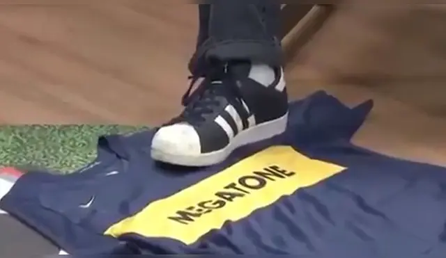 Cruzeiro vs Boca Juniors: Periodista brasileño pisó la camiseta xeneize en vivo
