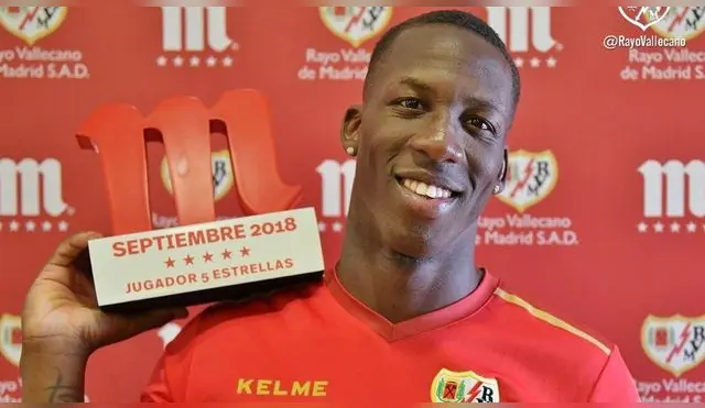 Luis Advíncula posa con el premio a Mejor Jugador de Septiembre del Rayo Vallecano
