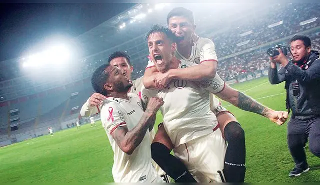 Germán Denis celebra su gol con Universitario ante Sport Huancayo.