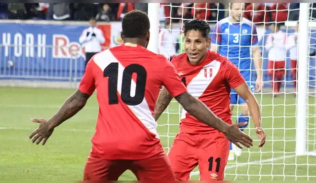 Jefferson Farfán y Raúl Ruidíaz pueden jugar juntos en el ataque de la Selección Peruana.