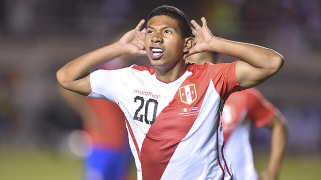 Edison Flores celebra un gol con la Selección Peruana