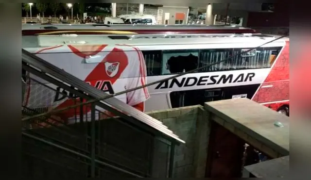 River Plate - Boca Juniors SUSPENDIDO: Ataque a bus millonario en el partido de ida por Copa Libertadores │ VIDEO