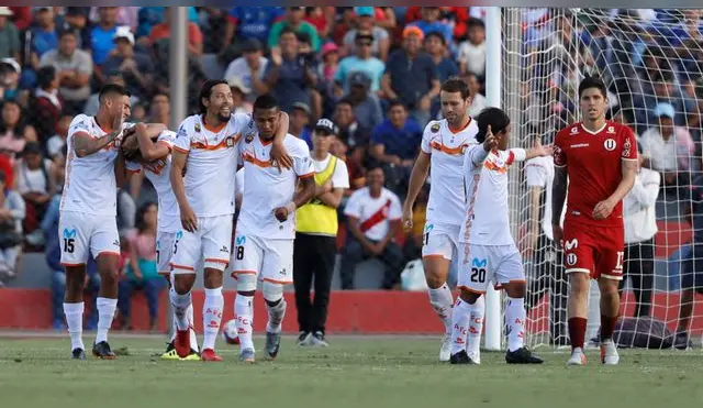 Los jugadores de Ayacucho FC celebran un gol ante Universitario.