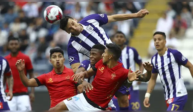 Mauricio Affonso impone su altura ante la defensa de Melgar