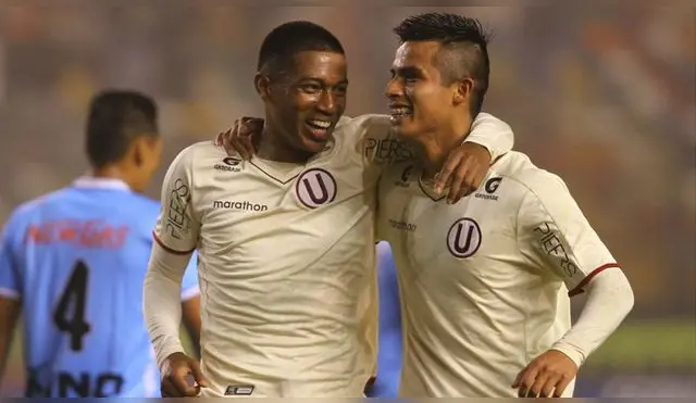 Enmanuel Páucar y Anthony Osorio celebran un gol de Universitario.