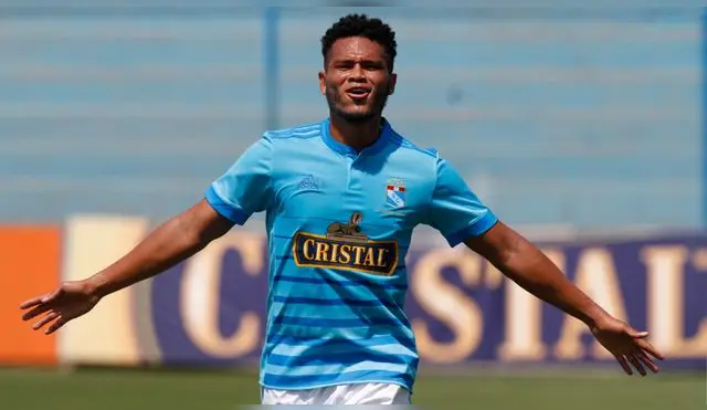 Rolando Blackburn celebra un gol con Sporting Cristal.