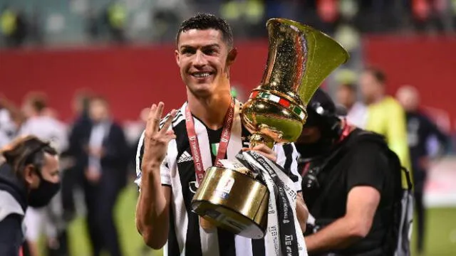 Cristiano Ronaldo con la Copa de Italia 2021 Cristiano Ronaldo con la Copa de Italia 2021