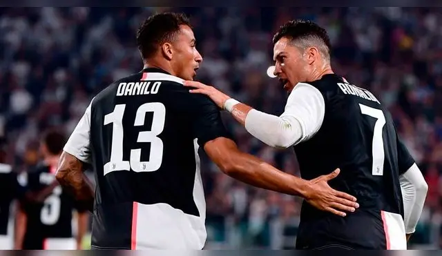 Cristiano Ronaldo junto con Danilo en la Juventus