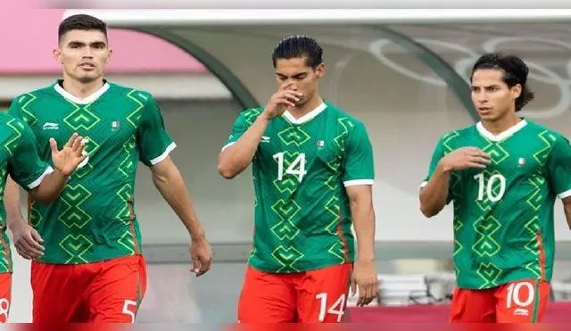 Grave error en el uniforme de Erick Aguirre que traía el uniforme al revés