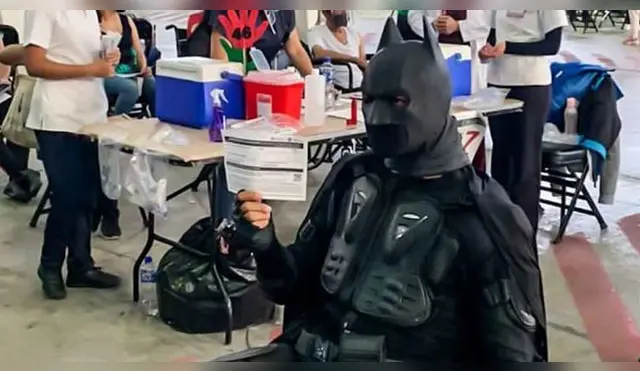 Batman asistió a vacunación y recibió su primera dosis contra la COVID-19