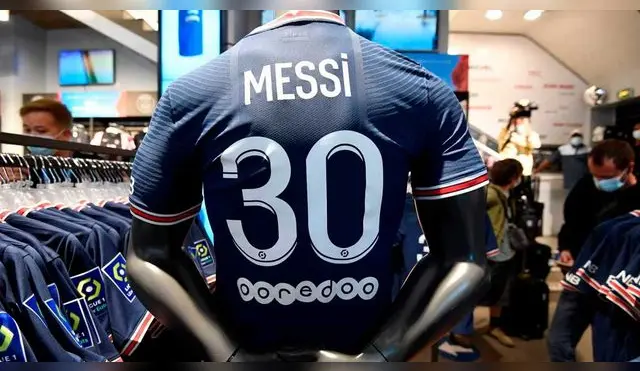 La camiseta del astro argentino sale como pan caliente en las tiendas de París.