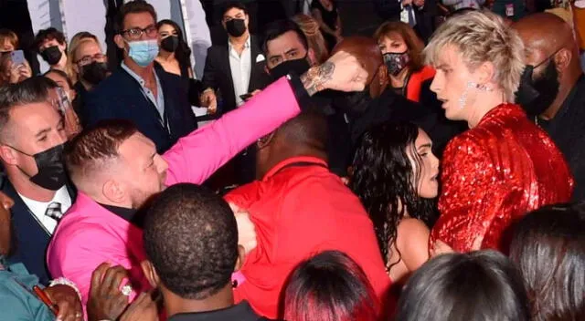 Conor McGregor se peleó con Machine Gun Kelly por negarle autógrafo Conor McGregor se peleó con Machine Gun Kelly por negarle autógrafo