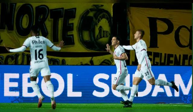 Con goles de Terans y Rocha, Paranaense enmudeció Montevideo