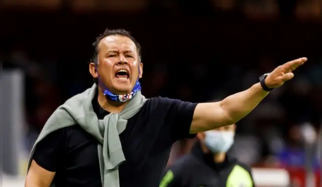 Juan Reynoso dirige al Cruz Azul de la Liga Mx. Foto: EFE