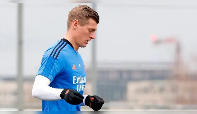 Toni Kroos vuelve a tocar balón con el Real Madrid
