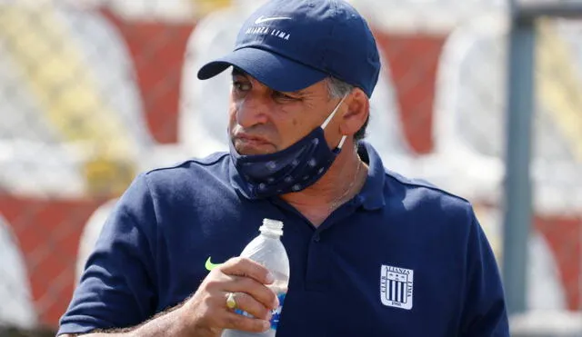 Carlos Bustos fue el entrenador que sacó campeón a los blanquiazules el año 2021. Foto: La República-Luis Jiménez