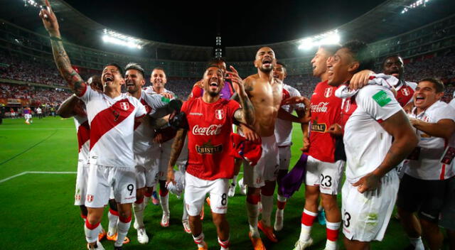 Los jugadores de la selección peruana celebran el triunfo sobre Paraguay Los jugadores de la selección peruana celebran el triunfo sobre Paraguay