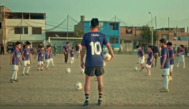 Christian Cueva se sumó a una campaña social para apoyar a una academia de fútbol.