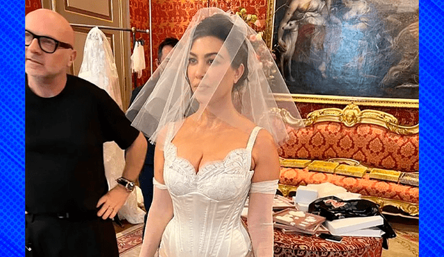 La novia optó por usar un peculiar mini vestido que fue acompañado por un largo velo.
