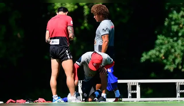 Gianluca Lapadula con hielo en el tobillo derecho